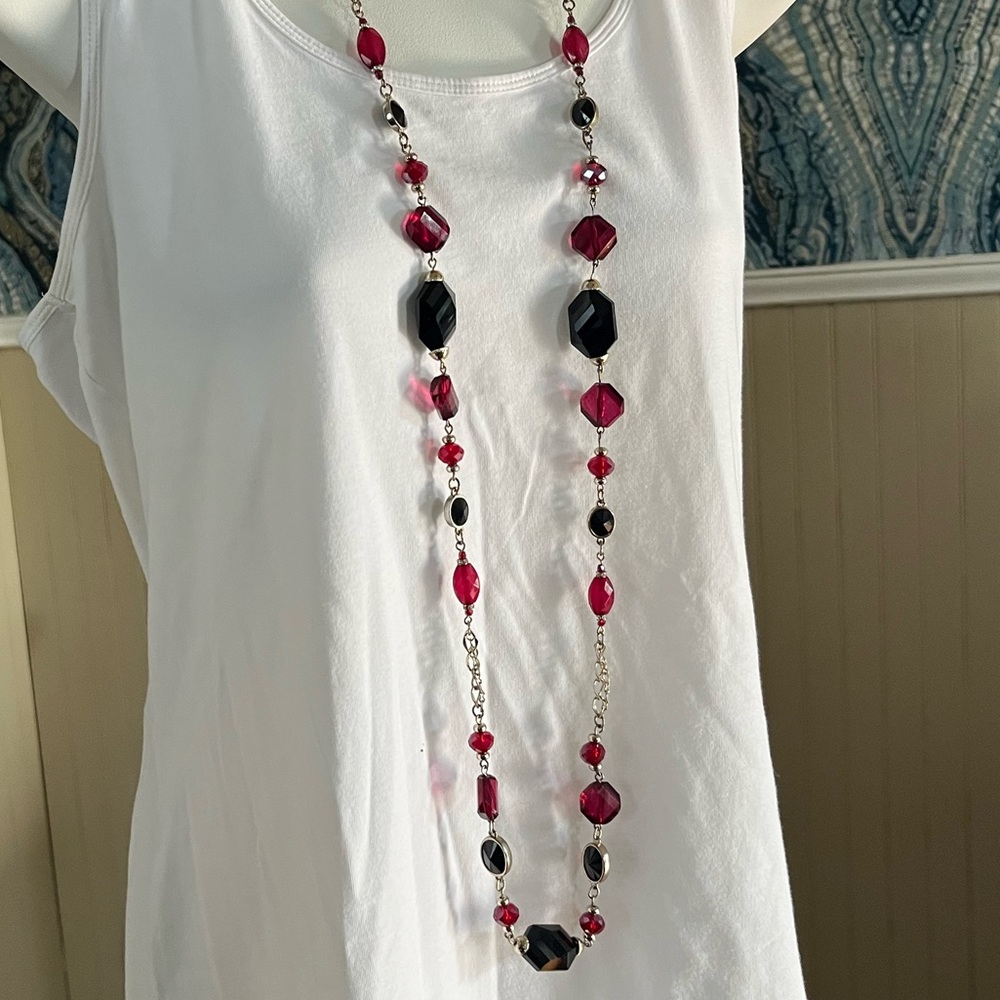 Black and Red/Magenta Faceted Beads With Silver Tone Chain